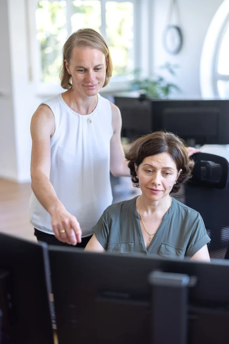 Alona Borysenko und Sabrina Schöpf vom HFINTAX-Team arbeiten gemeinsam an einem Projekt für einen Steuerkunden.